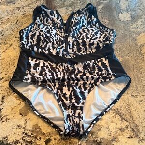 Xersion Black and White Patterned One-Piece Swimsuit